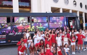 Comemoração de aniversário infantil no ônibus