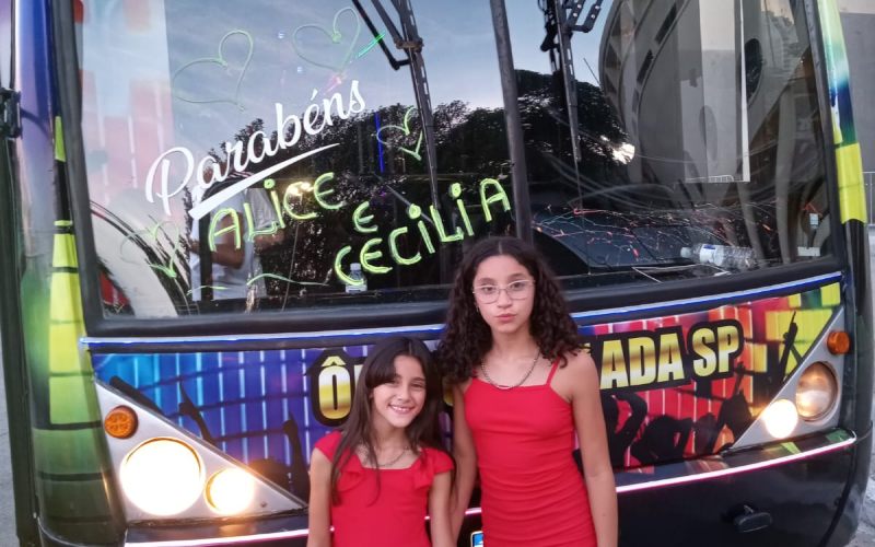 Comemoração de aniversário infantil no ônibus