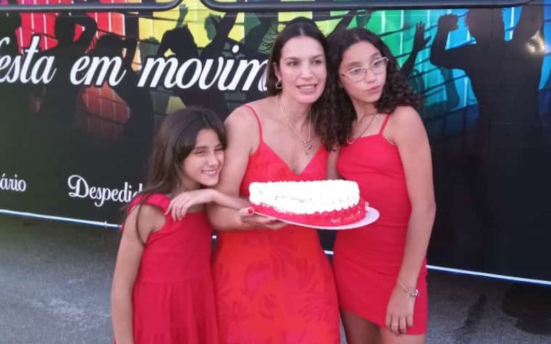 Comemoração de aniversário infantil no ônibus