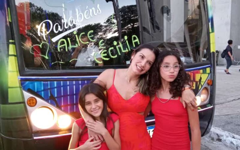 Comemoração de aniversário infantil no ônibus