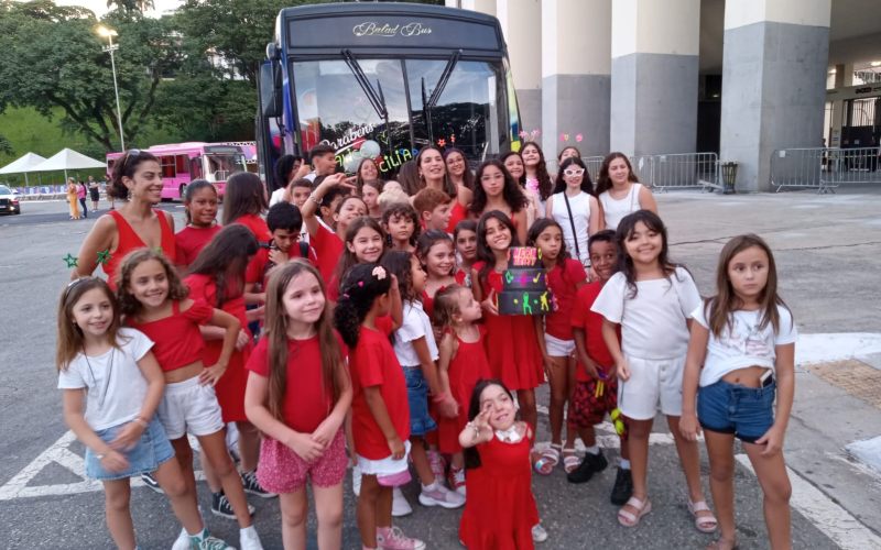 Comemoração de aniversário infantil no ônibus