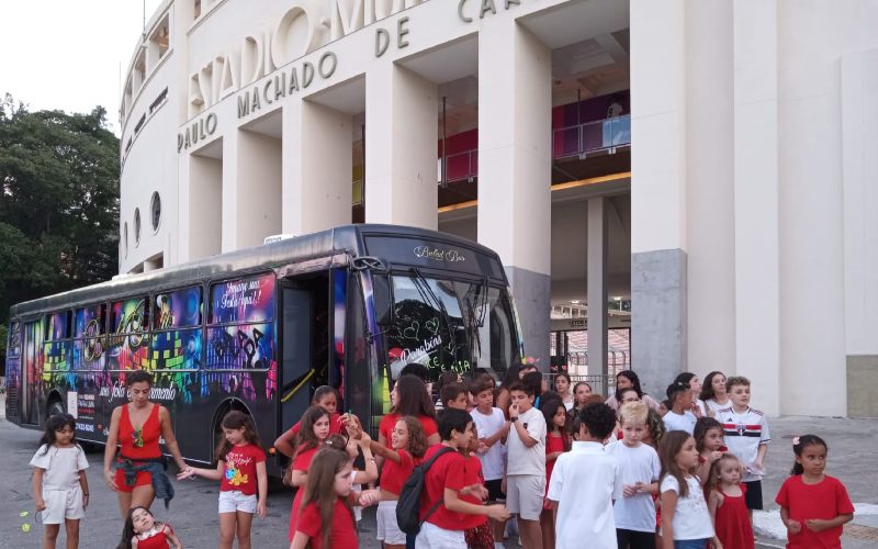 Comemoração de aniversário infantil no ônibus