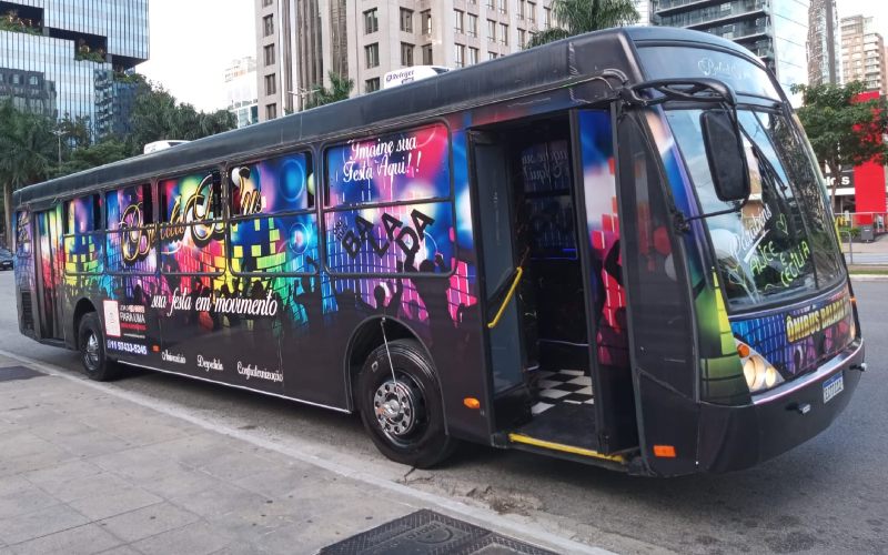 Comemoração de aniversário infantil no ônibus