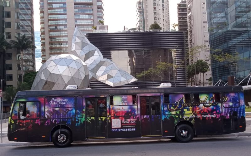 Comemoração de aniversário infantil no ônibus