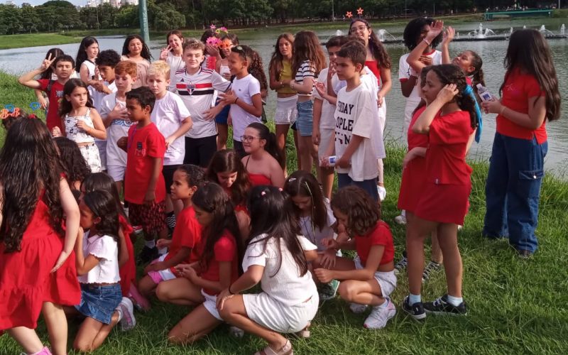 Comemoração de aniversário infantil no ônibus