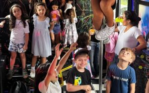 Festa escolar no ônibus