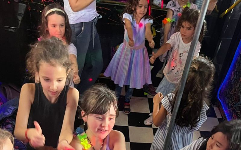 Festa escolar no ônibus: uma experiência única para os alunos