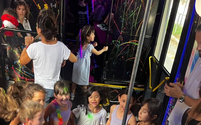 Festa escolar no ônibus: uma experiência única para os alunos