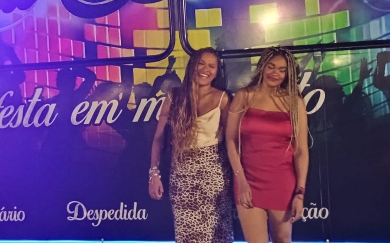 Irmãs gêmeas comemorando o aniversário no ônibus balada